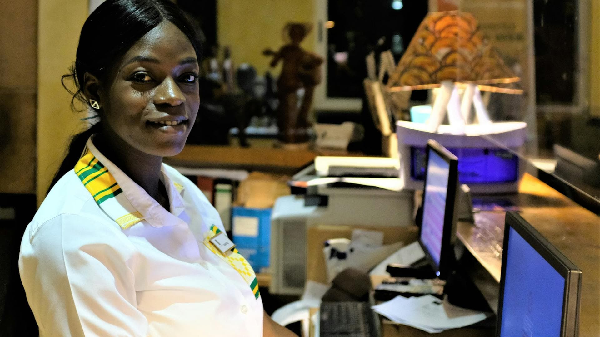 Hôte accueillant ses voyageurs dans son établissement en Afrique de l'Ouest